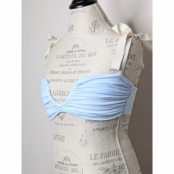 Divino Seas Bikini Top | Cute Ana de Bretana in Tropical Blue - Picture 4 of 5